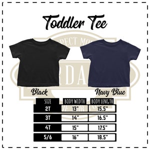 Puede incluir: Una tabla de tallas para camisetas de ni&ntilde;o peque&ntilde;o en negro y azul marino. La tabla muestra el ancho y la longitud del cuerpo en pulgadas para las tallas 2T, 3T, 4T y 5/6.