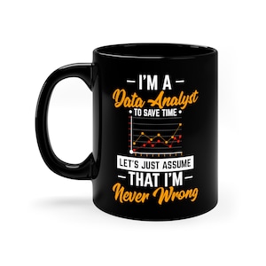 Könnte beinhalten: Schwarze Kaffeetasse mit einer weißen Grafik, auf der steht "Ich bin ein Datenanalyst - Um Zeit zu sparen - Nehmen wir einfach an, dass ich nie falsch liege". Die Grafik enthält auch ein Liniendiagramm mit roten und orangefarbenen Punkten.