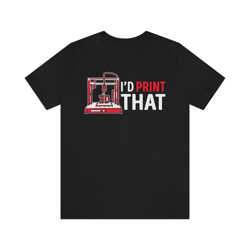 Puede incluir: Camiseta negra con un gr&aacute;fico de impresora 3D blanca y el texto "I'd print that" en rojo y blanco.