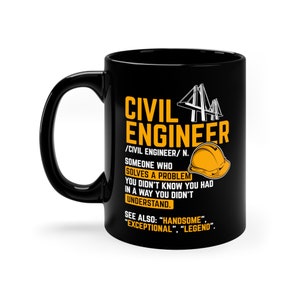 Op de afbeelding: Zwarte keramische koffiemok met een wit ontwerp met de tekst "CIVIL ENGINEER /CIVIL ENGINEER/N. SOMEONE WHO SOLVES A PROBLEM YOU DIDN'T KNOW YOU HAD IN A WAY YOU DIDN'T UNDERSTAND. SEE ALSO: "HANDSOME" "EXCEPTIONAL" "LEGEND"." Het ontwerp bevat ook een gele helm en een brug.