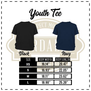 Puede incluir: Tabla de tallas para una camiseta juvenil con medidas en pulgadas. La tabla muestra la talla, el ancho del cuerpo y la longitud del cuerpo para las tallas XS, S, M y L. La camiseta est&aacute; disponible en negro y azul marino.