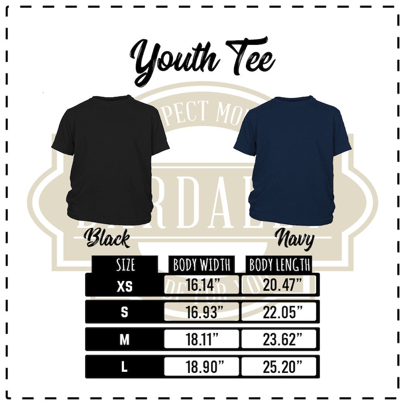 Puede incluir: Tabla de tallas para una camiseta juvenil con medidas en pulgadas. La tabla muestra la talla, el ancho del cuerpo y la longitud del cuerpo para las tallas XS, S, M y L. La camiseta est&aacute; disponible en negro y azul marino.