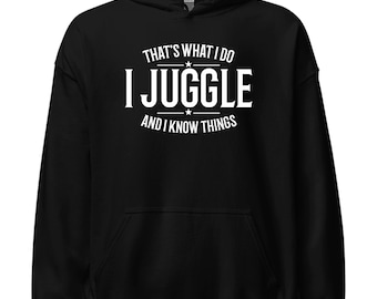 Könnte beinhalten: Schwarzer Kapuzenpullover mit dem weißen Text "THAT'S WHAT I DO I JUGGLE AND I KNOW THINGS". Der Pullover hat eine Vordertasche und eine Kapuze mit Kordelzug. Ein lässiges, bequemes Kleidungsstück.