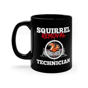 Puede incluir: Taza de café de cerámica negra con un gráfico blanco de una ardilla en la mira y el texto "Técnico de eliminación de ardillas".