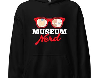 Peut inclure: Sweat-shirt à capuche noir avec un graphique rouge d'une paire de lunettes avec des artefacts de musée reflétés dans les verres. Le texte "Museum Nerd" est écrit en rouge sous les lunettes.