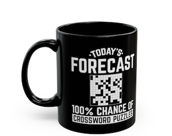 Könnte beinhalten: Schwarze Keramik-Kaffeetasse mit weißem Text, der "Heutige Prognose 100% Chance auf Kreuzworträtsel" lautet, und einer schwarz-weißen Kreuzworträtselgrafik.