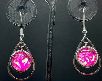 Pendientes florales hechos a mano de luz negra reactiva