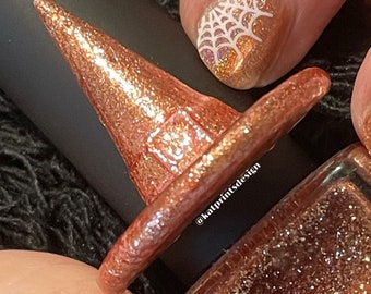 Anillos de muestra de esmalte de uñas con sombrero de bruja impreso en 3D de 10 quilates