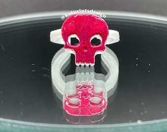 Anillos de muestra de esmalte de uñas con calavera impresa en 3D de 10 quilates