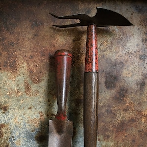 Walnut Handled Garden Tools – Farmhouse Pottery