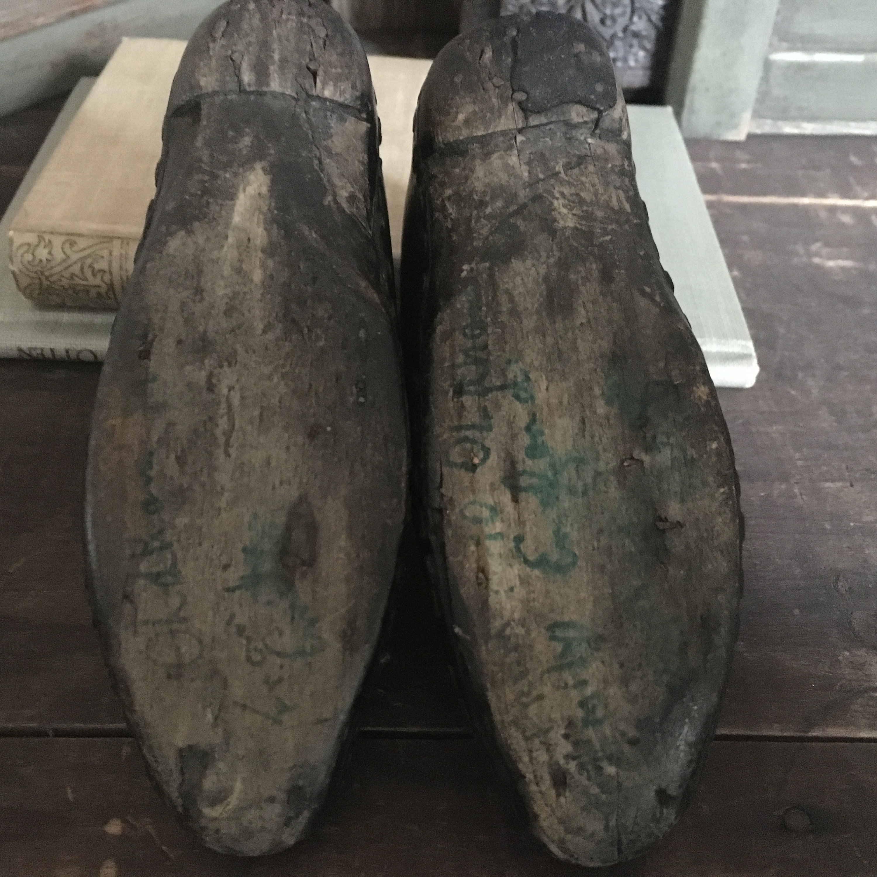 Handmade SHOES FORMEN 中古　言の葉の庭 Chopine shoes hi-res stock photography and images - Alamy