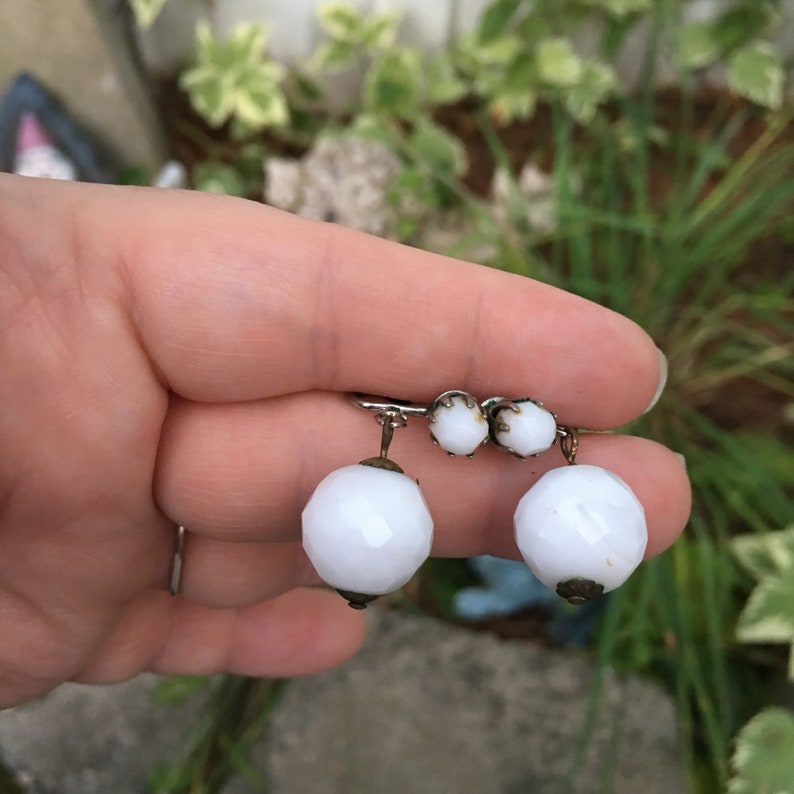 Vintage 1950/'s Jonne faceted white milk glass clip-on earrings