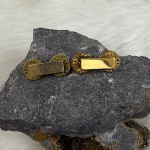 Par de insignias militares de cuello chapadas en oro H&H de la Segunda Guerra Mundial, de 11/16&quot;, con doble cierre de 16 mm