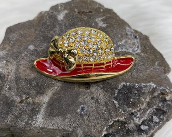Set Boucles D'oreilles + Broche Red Hat Society - Strass Vert émaillé - Neuf Sans Emballage