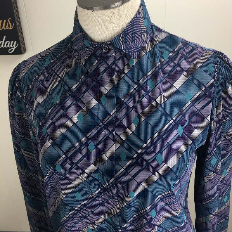 Tan Geometric Secretary Chic Vintage Personal Petites Polyester Button Down Blouse Size 6 Purple Teal
