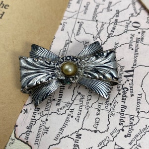Vintage Silver Tone Bow Brooch w/ Faux Pearl