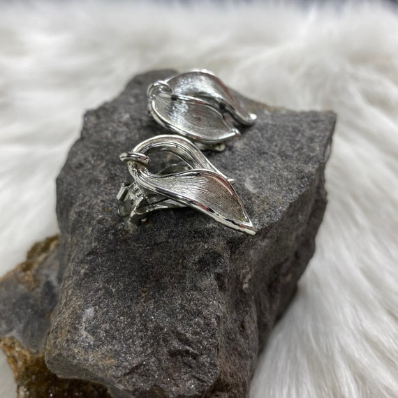 Signed Lisner Silver Tone Swirl Leaf Clip On Earr… - image 3