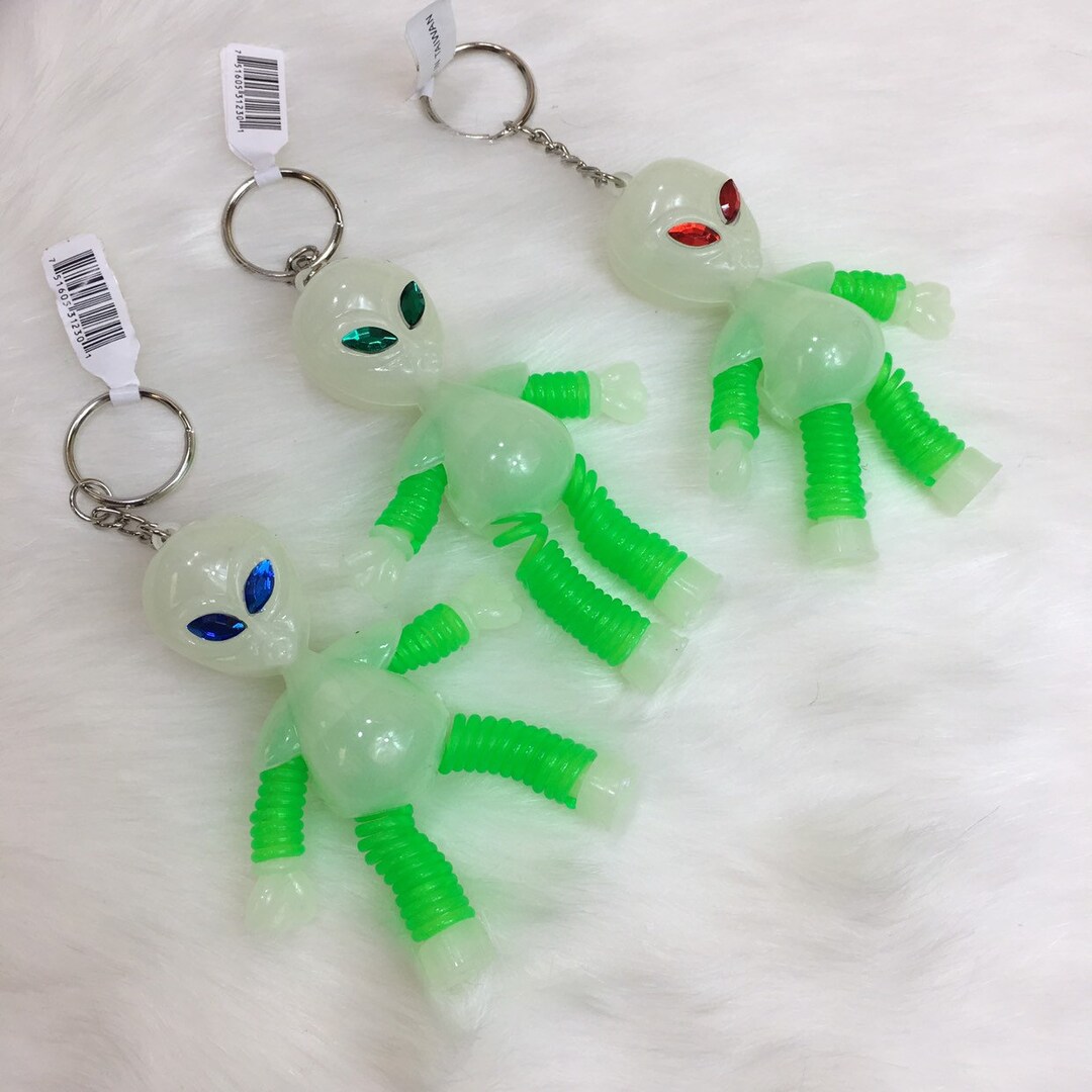 激レア　ALIEN GLOW-IN-THE-DARK KEYRING Amazon.com: Glow In The Dark Alien Keychain, Black light