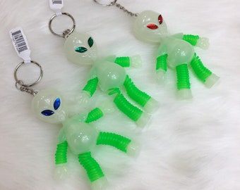 激レア　ALIEN GLOW-IN-THE-DARK KEYRING Amazon.com: Glow In The Dark Alien Keychain, Black light