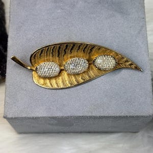 Vintage Gold Tone & Clear Glass Cab Rhinestone Leaf Feather Brooch 1.25&quot; X 3.5&quot;