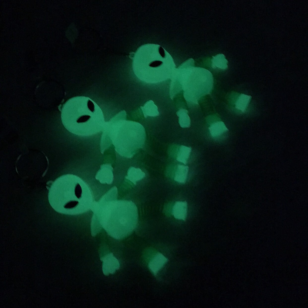 激レア　ALIEN GLOW-IN-THE-DARK KEYRING Amazon.com: Glow In The Dark Alien Keychain, Black light