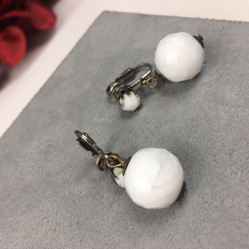 Vintage 1950/'s Jonne faceted white milk glass clip-on earrings