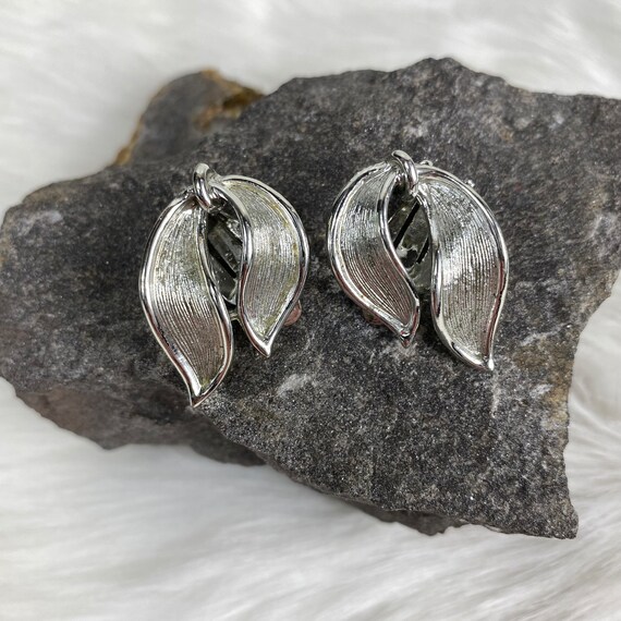 Signed Lisner Silver Tone Swirl Leaf Clip On Earr… - image 1