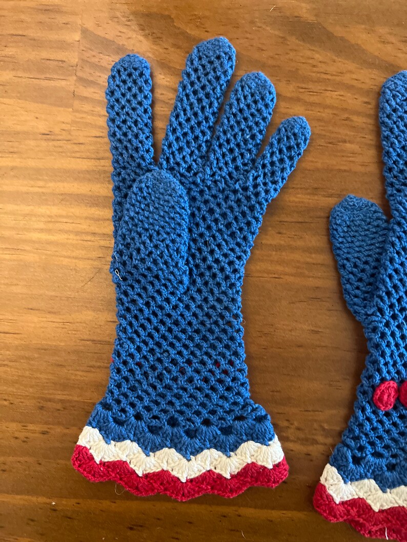 Rare 1930s red white and blue crochet gloves museum Quality image 3