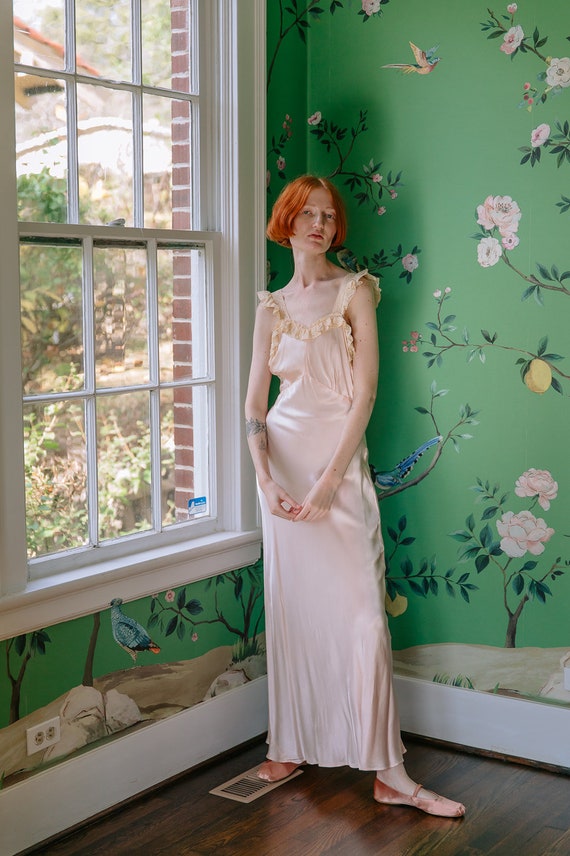 Stunning 1930s Bias Cut Soft Peach Pink Silk Lingerie Dress w Floral Daisy Print