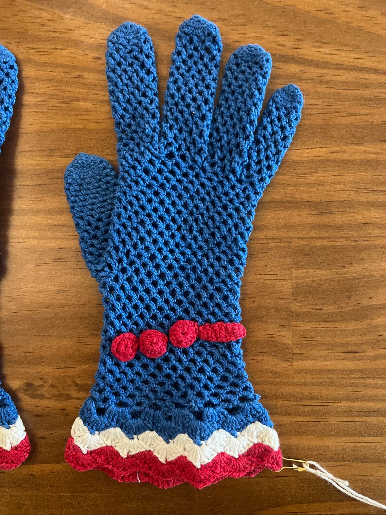 Rare 1930s red white and blue crochet gloves museum Quality image 2