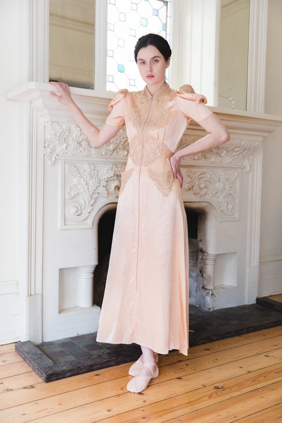 Antique 1930s Art Deco silk and lace dressing gown