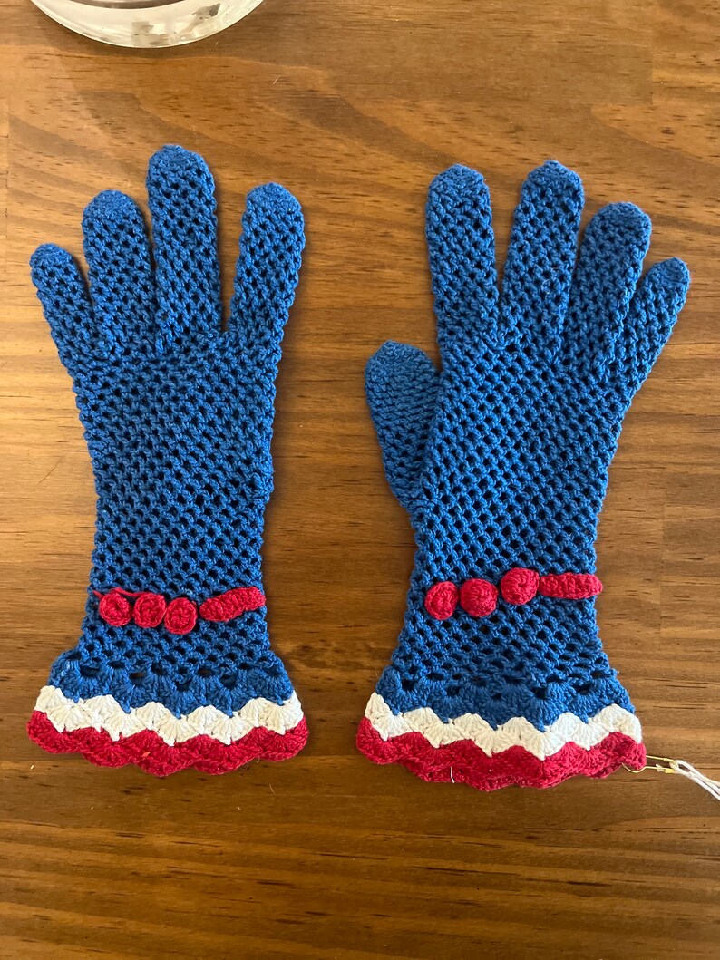 Rare 1930s red white and blue crochet gloves museum Quality image 4