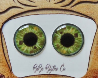 Puede incluir: Un par de ojos de muñeca Blythe verdes y marrones con pupilas negras, mostrados en una tarjeta blanca con el texto "Blye Blythe Co."
