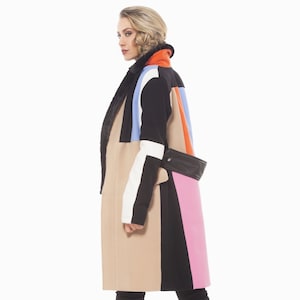 Può includere: Set di tre tazze in ceramica con finitura opaca e macchiettata. Le tazze sono nei toni del crema, grigio chiaro e grigio scuro. Ogni tazza ha un design semplice e minimalista, perfetto per caffè o tè.