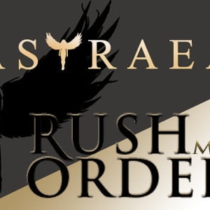 Könnte beinhalten: Digitalgrafik mit dem Wort "ASTRAEA" in goldenen Buchstaben, einem schwarzen Engelsflügel und den Worten "RUSH MY ORDER" in Schwarz. Auf der linken Seite befindet sich eine Silhouette einer Person. Der Hintergrund ist dunkelgrau und gold.