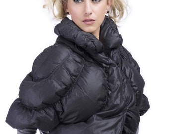 Extravaganter wattierter Cape-Mantel, kurze wattierte Jacke, Avantgarde-Steppmantel, einzigartiger Schal Bolero, schwarzer Crop-Puffer-Mantel