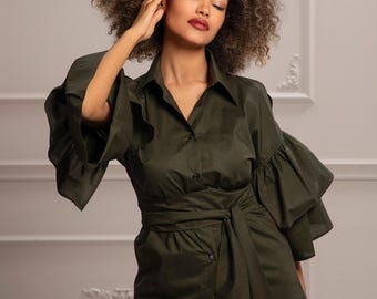 Damenbluse mit Gürtel, lässig-schickes Top, Bluse mit Glockenärmeln, Sommerbekleidung für Damen, extravagante Plus-Size-Mode, avantgardistische Bluse