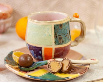 Handgefertigte Keramiktasse, Teller & Löffel 3er-Set, bunte Patchwork-Glasur, modernes Keramikgeschenk für Tee, Latte, gemütliches Home-Office, helles Design