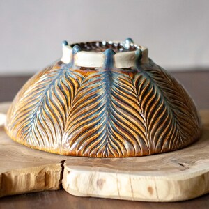 Ręcznie rzeźbiona misa z kamionki z piórami, ceramiczny obiekt artystyczny z glazurą kropelkową, jedyny w swoim rodzaju dekoracyjny element centralny, efektowny prezent na parapetówkę