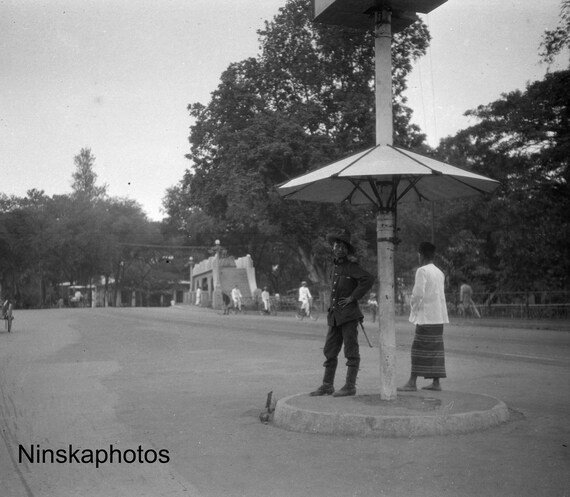 Traffic Control in Batavia Weltevreden Jakarta - Java, Indonesia - 1925 - Fine Art Antique Photo Print - BNW - Vintage Photo - 3275