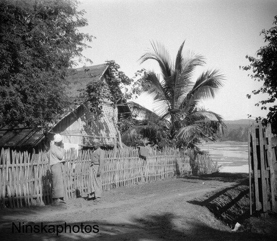 1925 A Friendly Chat, Locals in Hsinbo, on the Irrawaddy, Myanmar, Burma by J. Dearden Holmes, Asia, 1920s antique photo reprint