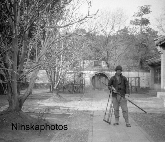 1920s Workman at the Summer Palace Beijing Peking China - 1920s antique photo reproduction, Vintage Photography BNW