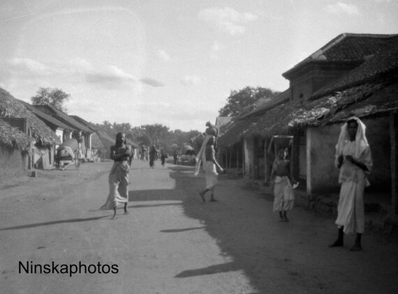 Tanjore Street Scene, India - Vintage Photo Reproduction by James Dearden Holmes - Historical Photo