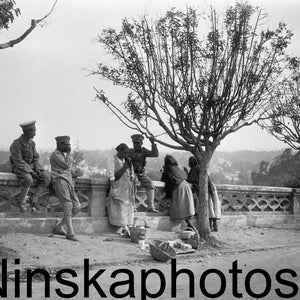 1927 年メキシコシティ、チャプルテペックの森で女性と戯れる兵士たち、1920 年代のアンティーク写真の復刻版、ヴィンテージ写真、メキシコ、写真の歴史
