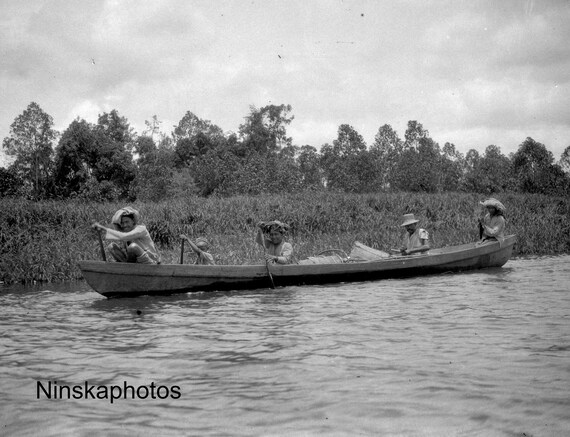 Boat on the Barito River in Betoeng - West Kalimantan - Borneo - Indonesia - 1925 - Fine Art Antique Photo Print - BNW - Vintage Photo