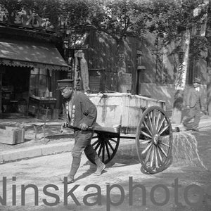 1920 年代の日本、東京、水車を引く男性、白黒写真、1920 年代のアンティーク写真の復刻版 - 地元の歴史