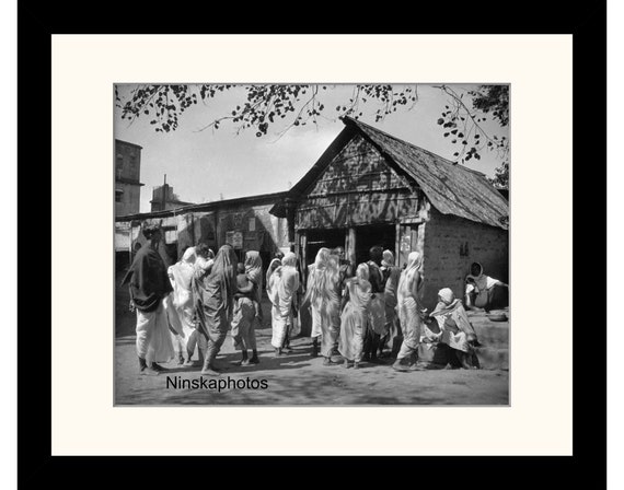 On the way to Kalighat Temple, Calcutta (Kolkata) India Vintage Photo Reproduction by James Dearden Holmes - Historical Photography