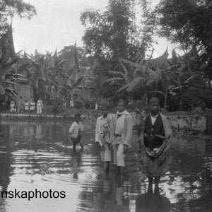 パダン・ルーア村の池にいる地元の人々 - インドネシア、スマトラ島 - 1925年 - 美術アンティーク写真プリント - ビンテージ写真 - 3349