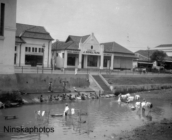 Washing clothes in the Canal Batavia Jakarta - Java, Indonesia - 1925 - Fine Art Antique Photo Print - BNW - Vintage Photo - 3286