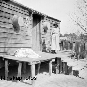ガイトン ジョージア - ポーチにいる女性 - アメリカ合衆国 1927 - 美術アンティーク写真プリント - ビンテージ写真 - 写真の歴史 - BNW